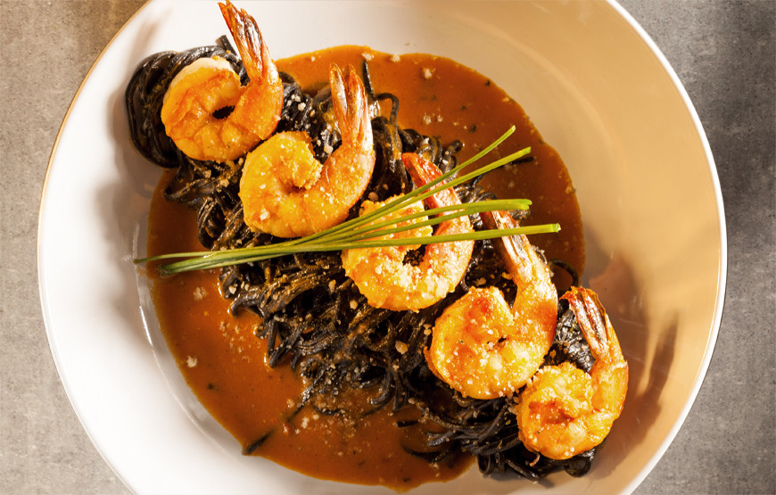 1-Spaghetti-al-nero-di-seppia-con-gamberi-e-salsa-di-crostacei-profumata-alla-vaniglia-(4).jpg
