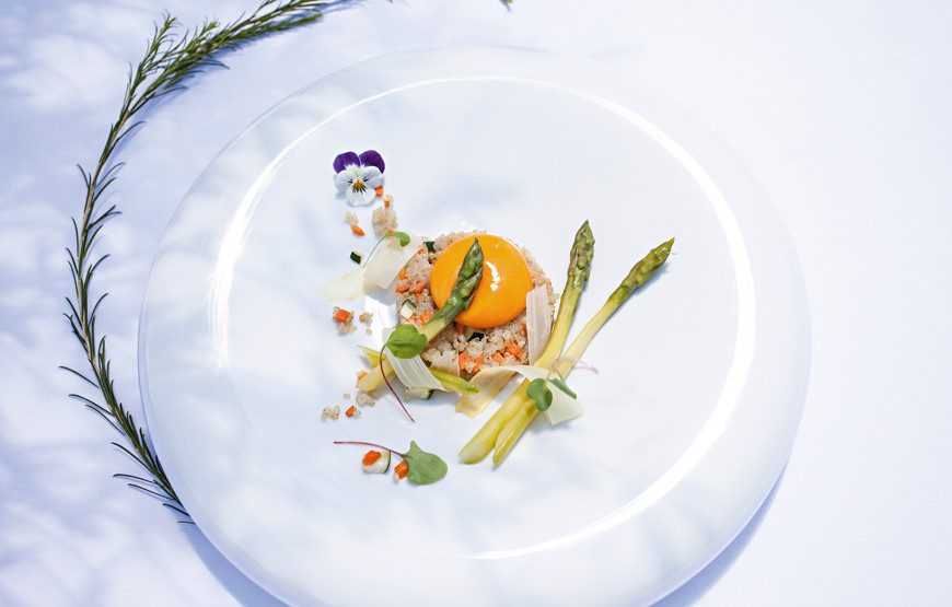 Salada-de-espargos-e-quinoa-com-gema-a-baixa-temperatura.jpg