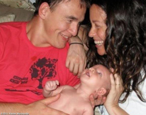 Mario Treadway e Alanis Morissette com o filho, Ever Imre