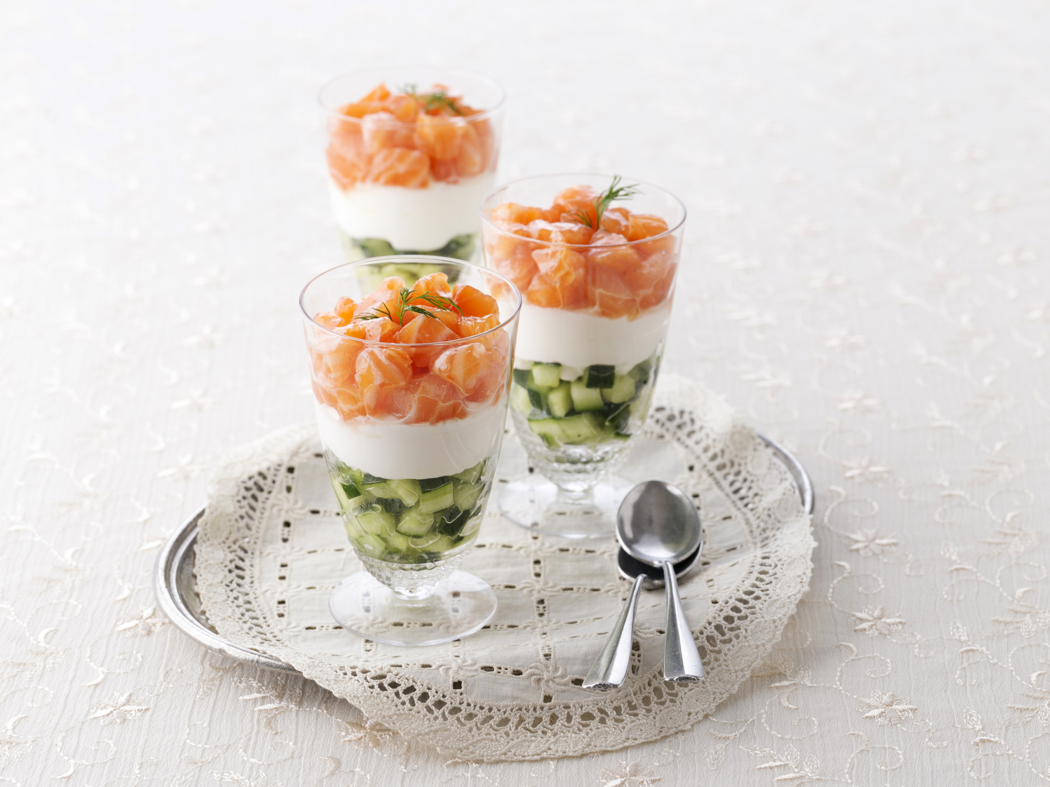 SALADA NORUEGUESA DE SALMÃO TÁRTARO EM TRÊS CAMADAS.jpg
