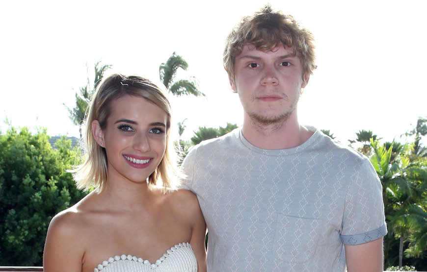 Emma Roberts e Evan Peters.jpg