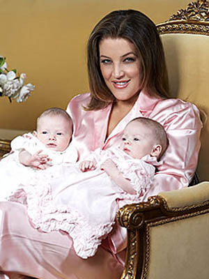 Lisa Marie Presley apresenta as gémeas Finley e Harper