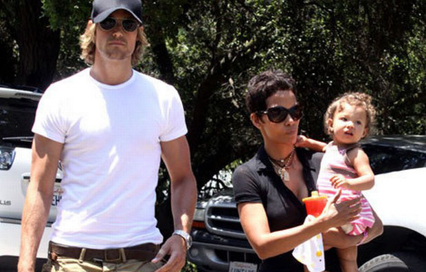 Gabriel Aubry e Halle Berry com a filha, Nahla Ariela.jpg