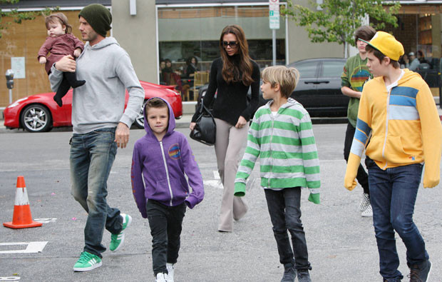 David e Victoria Beckham com os filhos.jpg