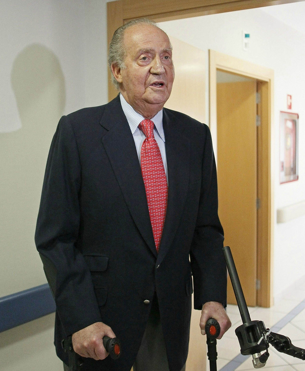 2012-04-18T114514Z_1770114783_GM1E84I1J6I01_RTRMADP_3_SPAIN-KING.JPG