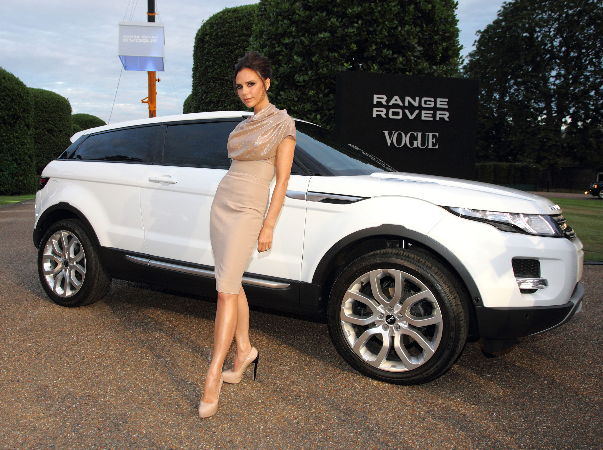 victoria_beckham_appointed_creative_design_executive_for_range_rover_020710.jpg