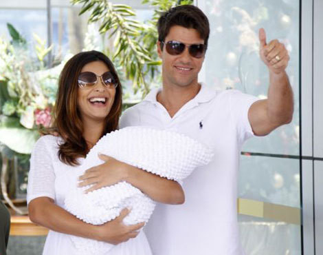 Juliana Paes com o marido, Carlos Eduardo Baptista, e o filho, Pedro