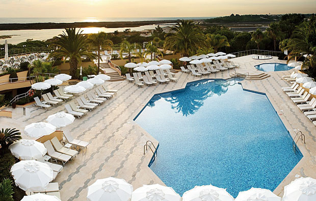 6-Outdoor-Pool-and-Jacuzzy.jpg