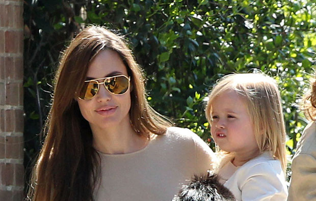 Angelina Jolie com a filha Vivienne.jpg
