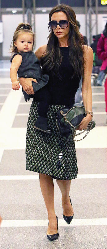 Victoria Beckham com a filha, Harper.jpg