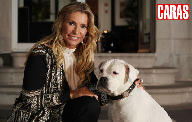 Cinha Jardim com a cadela, Juanita.jpg