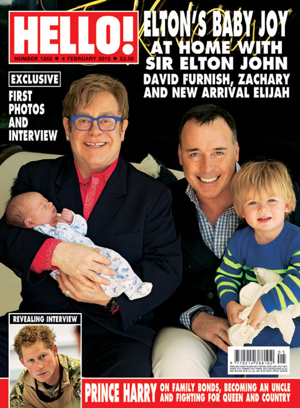 Elton John e David Furnish com os filhos na capa da revists Hello!.jpg