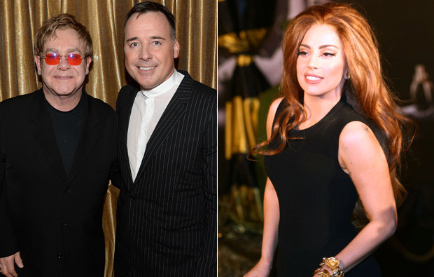 Elton John, David Furnish e Lady Gaga.jpg