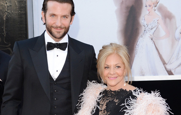 Bradley Cooper com a mãe, Gloria.jpg