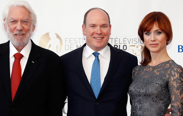 Alberto do Mónaco com o ator canadiano Donald Sutherland e a atriz italiana Gabriella Pession.jpg