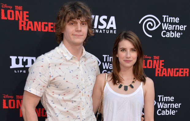 Evan Peters e Emma Roberts.jpg