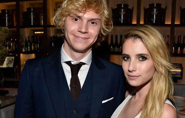 Evan Peters e Emma Roberts.jpg