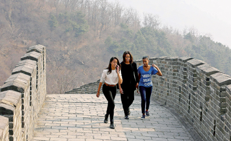 Michelle Obama com as filhas, Malia e Sasha.jpg