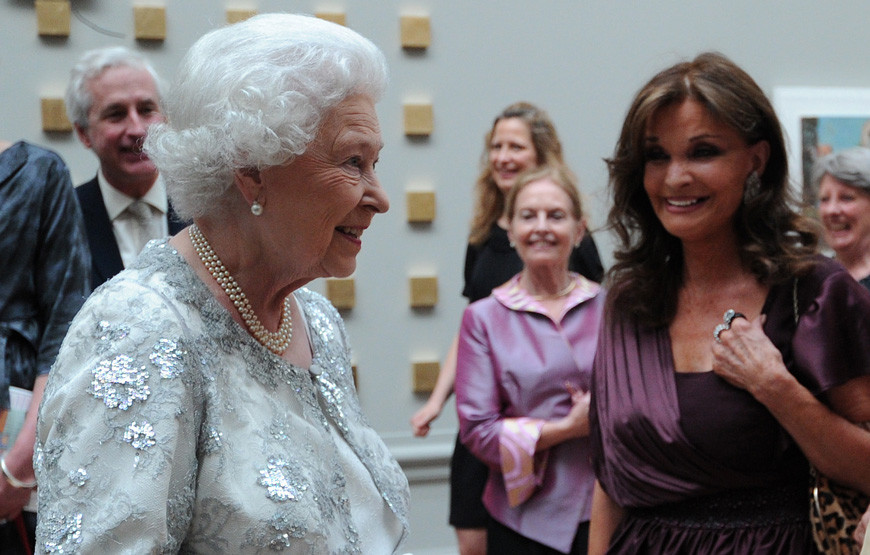 Isabel II de Inglaterra e Kate O'Mara.jpg