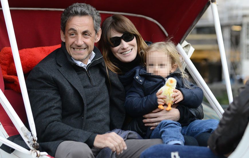 Nicolás Sarkozy e Carla Bruni com a filha, Giulia.jpg