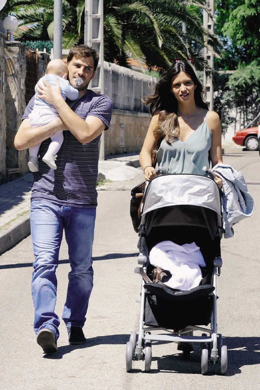 Iker Casillas e Sara Carbonero com o filho, Martín.jpg