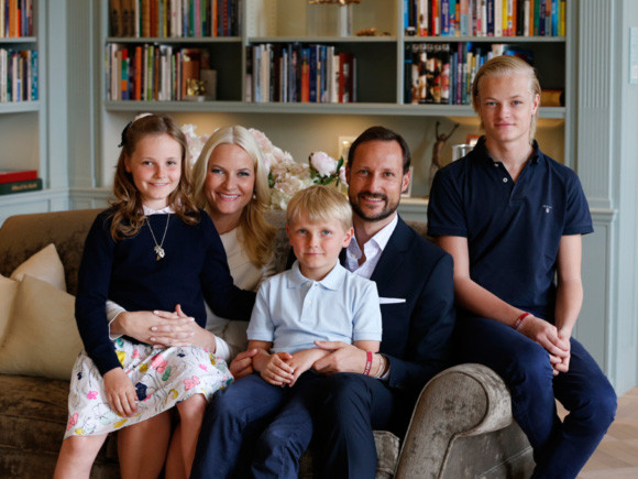 Pr&iacute;ncipe Haakon volta a falar sobre o caso de viol&ecirc;ncia dom&eacute;stica que envolve o enteado