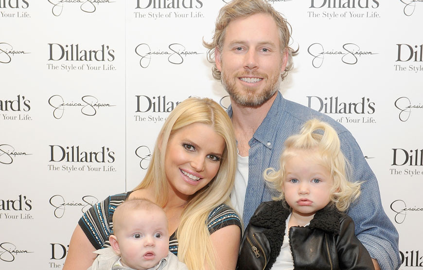 Jessica Simpson e Eric Johnson com os filhos, Ace e Maxwell.jpg
