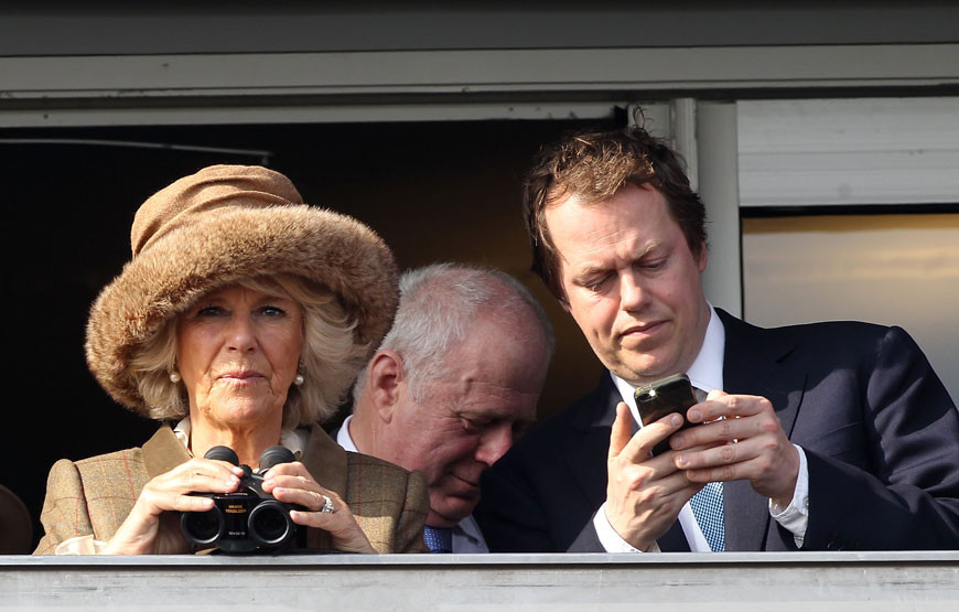 Camilla Parker Bowles com o filho, Tom.jpg