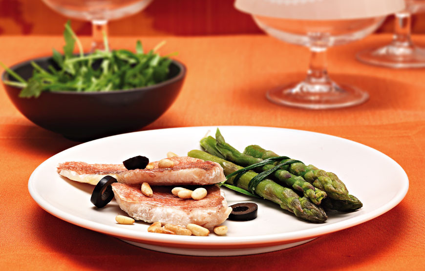 Salmonete com espargos.jpg