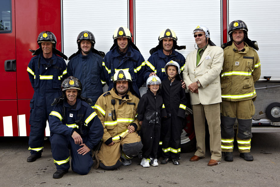 Os príncipes Félix, Nicolás e Henrique da Dinamarca com a corporação de bombeiros de Valby