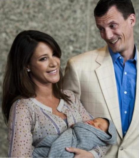 Marie Cavallier e Joaquim da Dinamarca com o filho recém-nascido, à saída da maternidade (Maio de 2009)