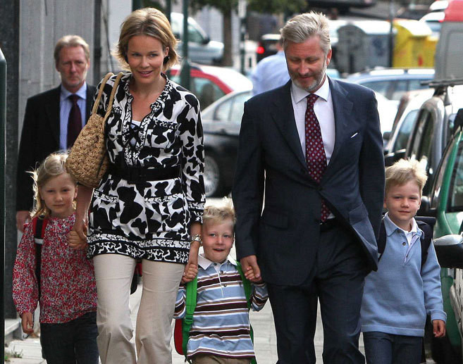 Philippe e Matilde da Bélgica com os filhos