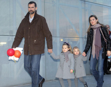 Os príncipes Felipe e Letizia com as filhas, as infantas Leonor e Sofía