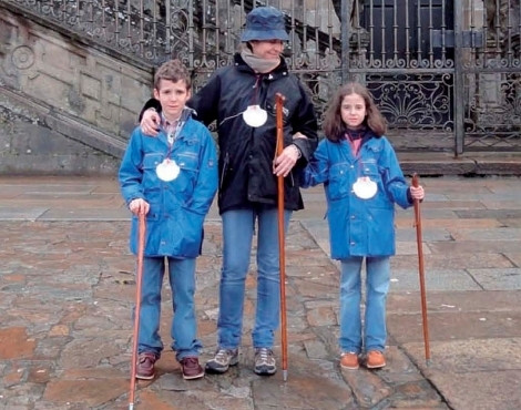 A infanta Elena com os filhos, Felipe e Victoria, no postal de Natal