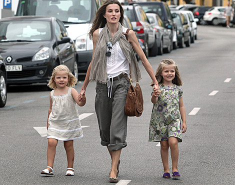 Letizia com as filhas, as infantas Leonor e Sofía