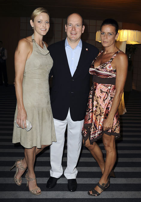 Príncipe Alberto do Mónaco com a noiva, Charlene Wittstock, e a irmã, a princesa Stéphanie