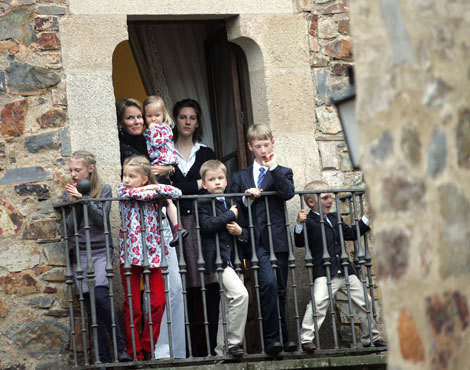 Mathilde da Bélgica com os filhos