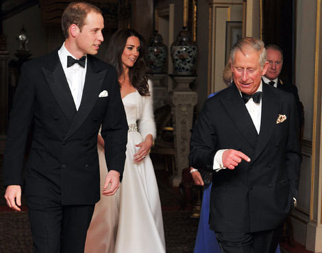 O príncipe Carlos com o filho William e a nora, Catherine Middleton