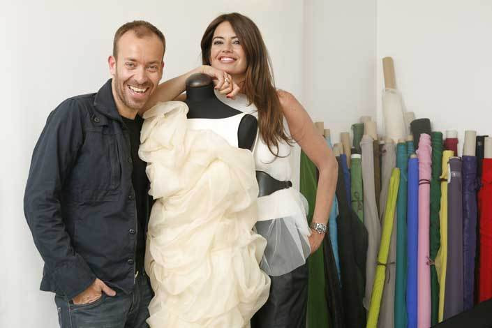 Bárbara Guimarães e José António Tenente no ateliê do estilista, em Cascais