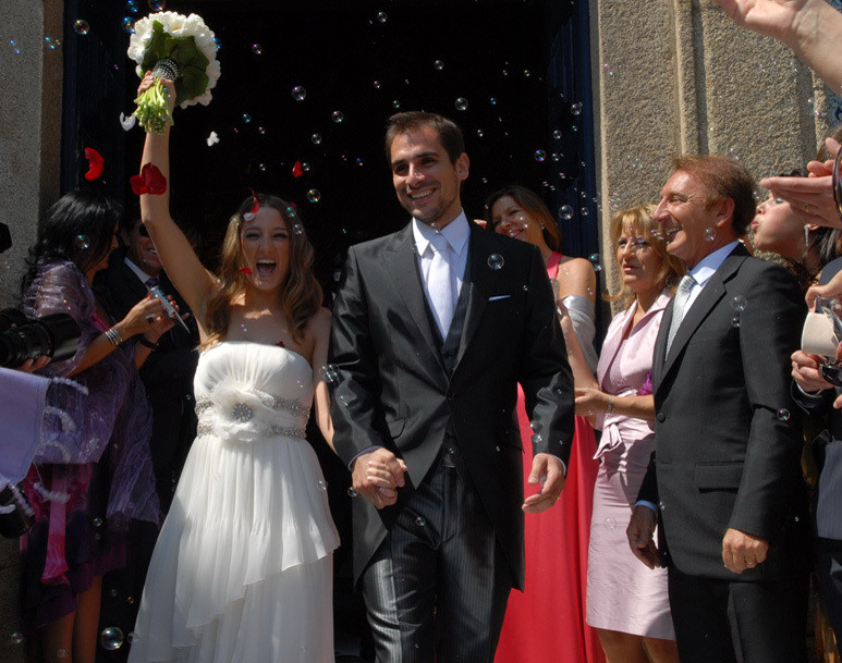 A felicidade de Ana Cristina e Pedro era evidente à saída da igreja