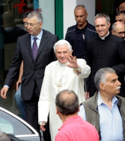 Bento XVI à saída do hospital