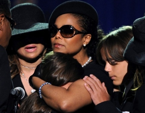 Janet Jackson com os sobrinhos no funeral do rei da pop