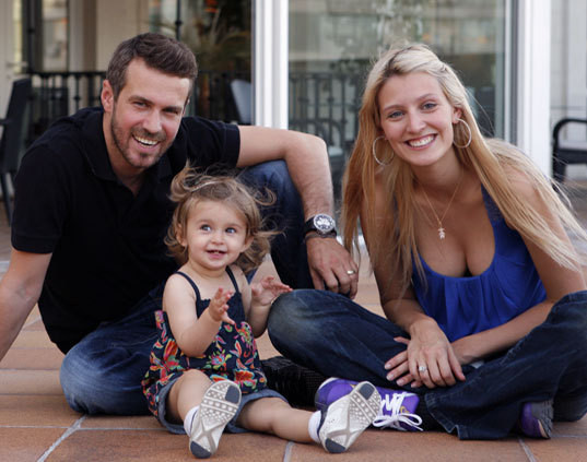 Tiago Monteiro e Diana Pereira com a filha, Mel
