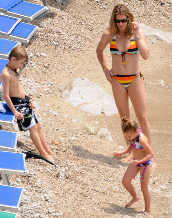 Steffi Graf na praia com os filhos