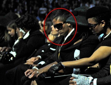 Omer Bhatti junto da família de Michael Jackson no Staples Center de Los Angeles