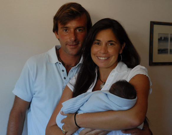 O casal com o filho recém-nascido