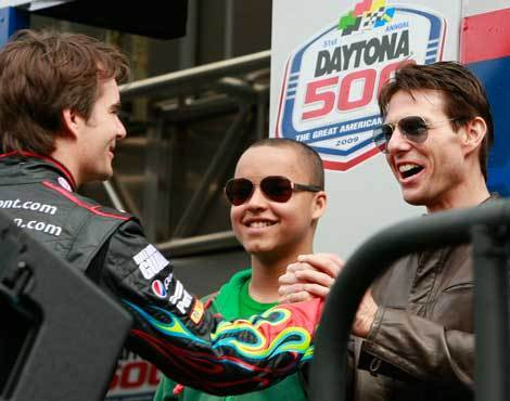 Connor e Tom Cruise com o piloto de F1 Jeff Gordon (Fevereiro de 2009)