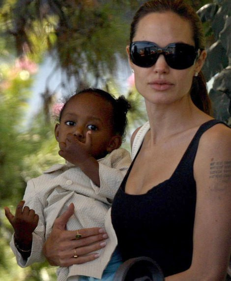 Angelina Jolie com Zahara ao colo 