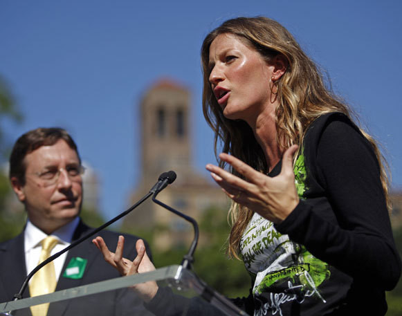 Gisele Bündchen a discursar em Nova Iorque