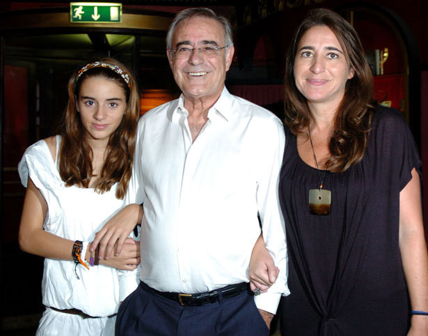 Mário Zambujal com a neta, Maria, e a filha, Isabel